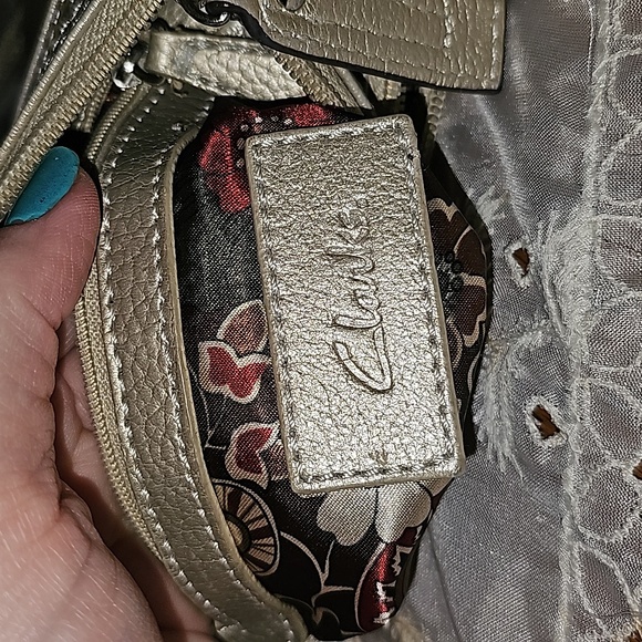 EUC CLARKS MULTI COMPARTMENT GOLD CROSSBODY PURSE BAG MAGNETIC CLOSURE - Picture 9 of 10